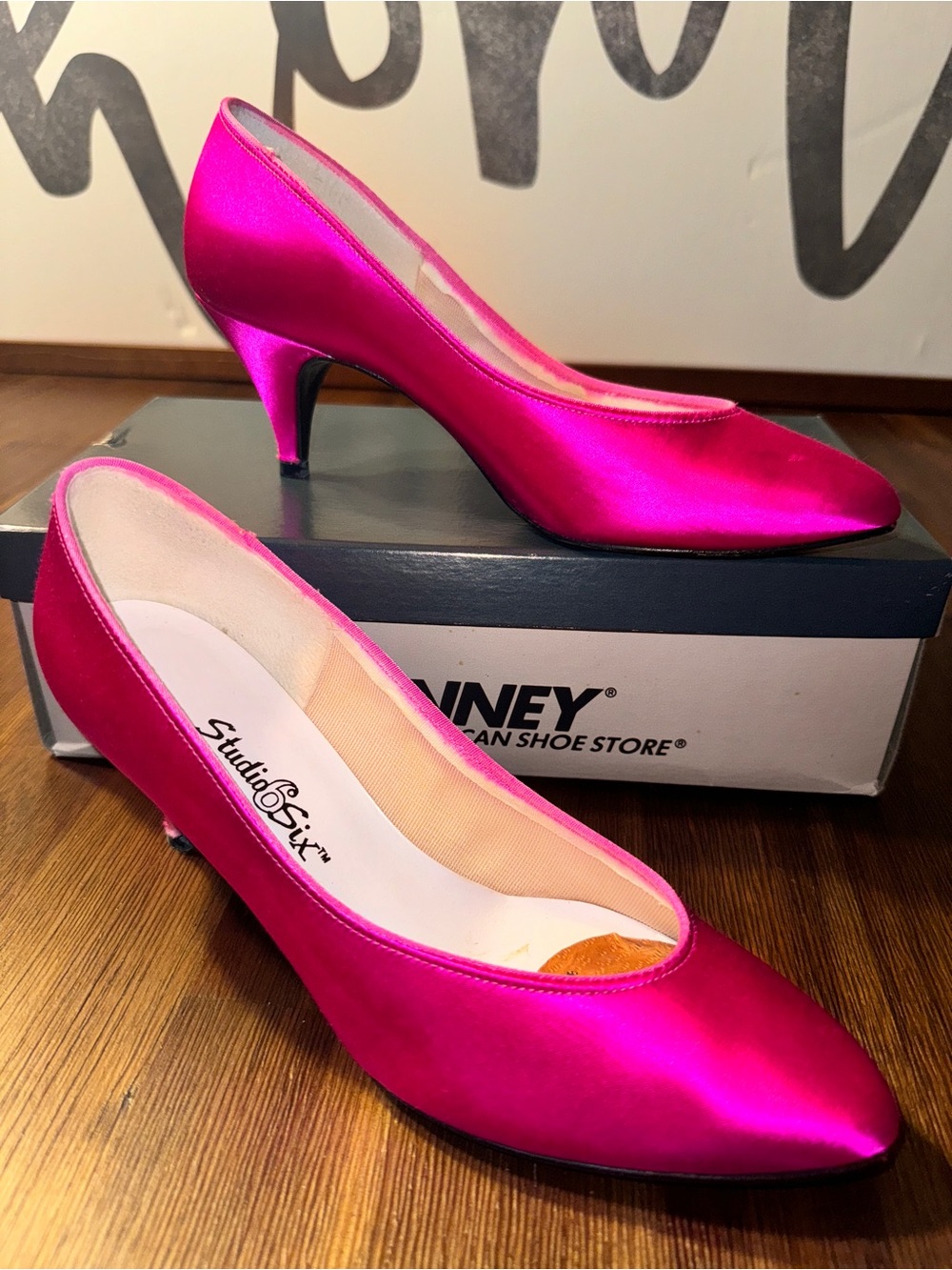 Vintage Studio Six Hot Pink Satin Pumps Size 7.5M Kinney Shoes